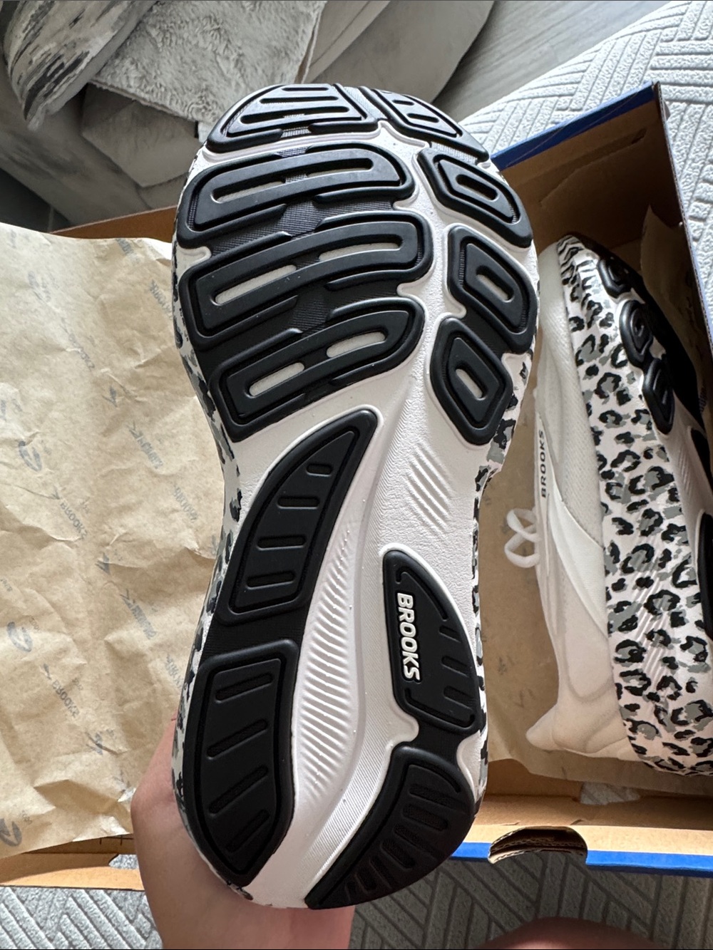 Brooks Women's Revel 9 Running Shoes 👟 white with black Leopard-Print. Size 8 - Picture 3 of 5